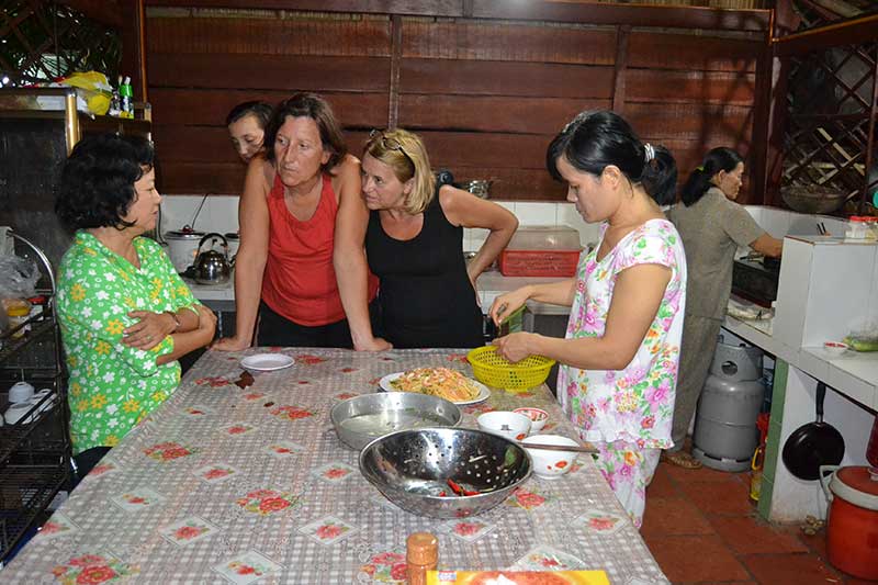 Cucinare con la gente del posto è un'esperienza da non perdere
