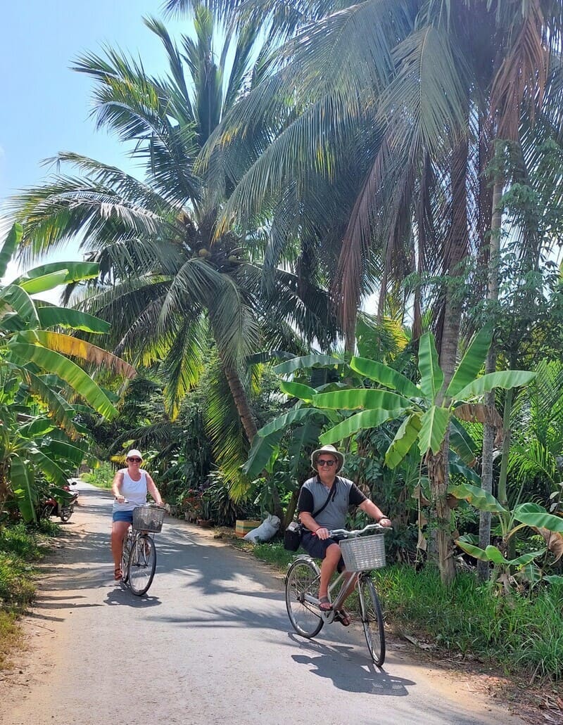 Pedalare nella campagna del Delta del Mekong all'ombra delle palme da cocco