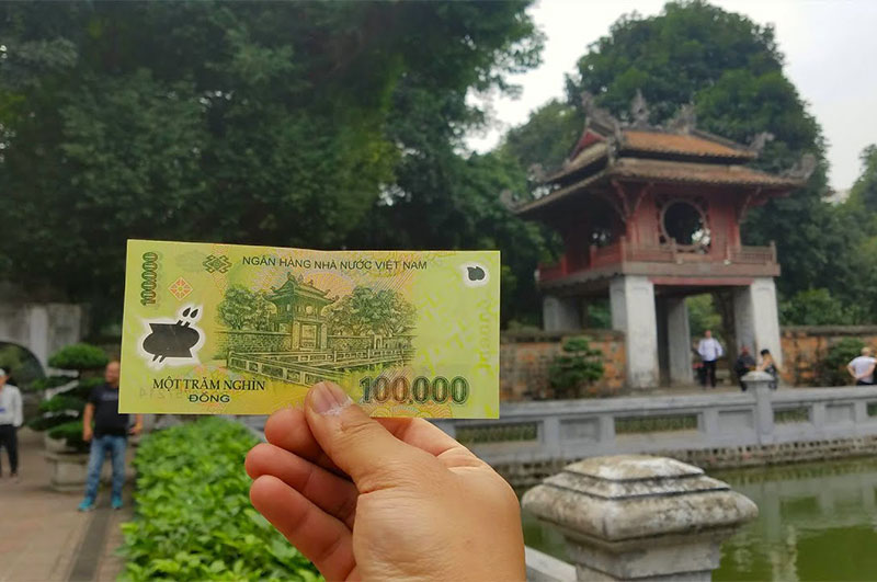 La banconota da 100.000 VND con l'immagine del Tempio della Letteratura