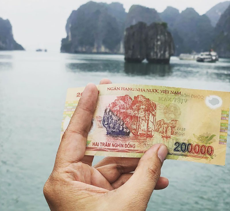 Banconota da 200.000 VND con l'immagine dell'isolotto di Dinh Huong nella baia di Halong