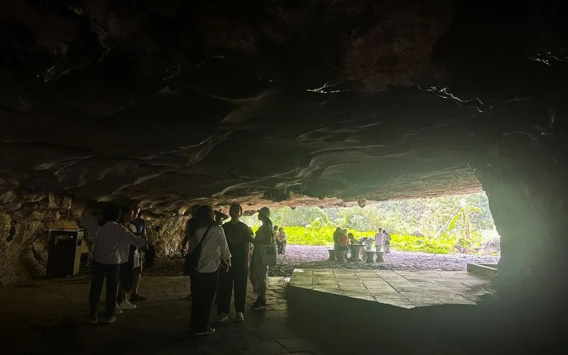 La grotta naturale si trova a sinistra del sentiero di ingresso della Grotta di Múa