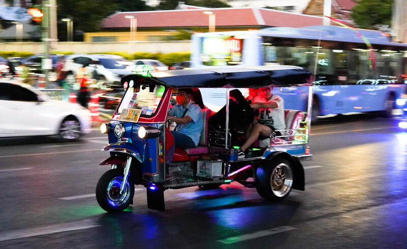 Turisti scoprono Bangkok in Tuk-Tuk