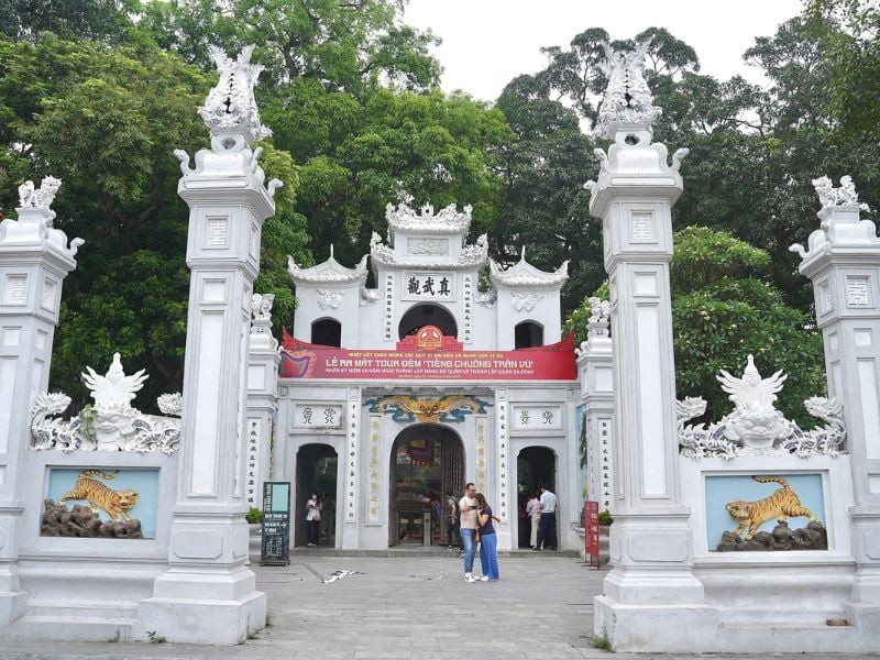 Il Tempio di Quan Thanh è un sito sacro millenario nel cuore della capitale di Hanoi