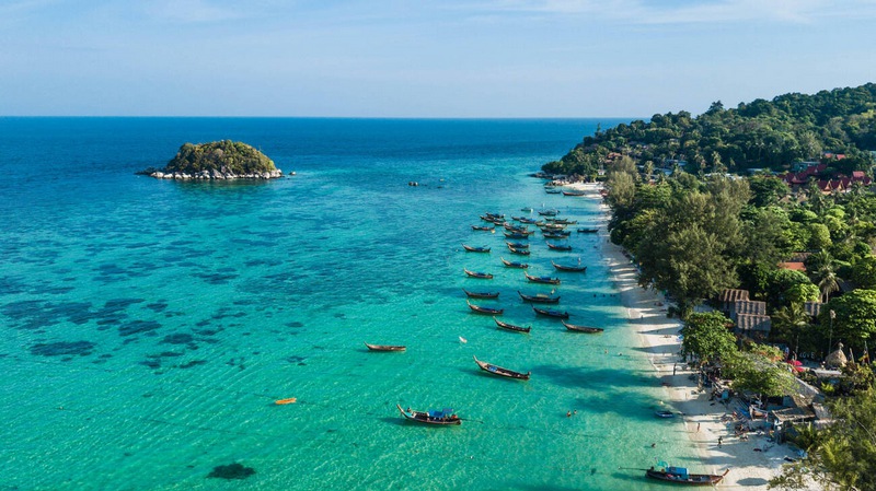 Mattina sulla spiaggia di Koh Lipe: vista aerea con barca tradizionale