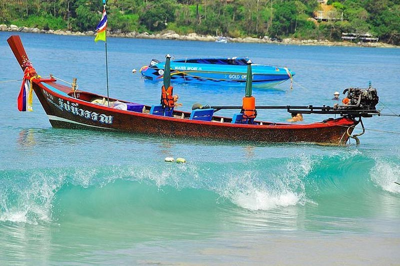 longtail boat thailandese