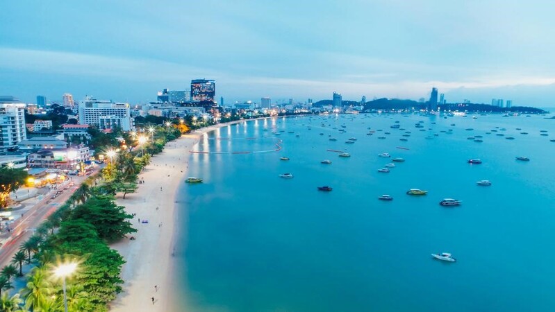Pattaya, famosa spiaggia a forma di mezzaluna