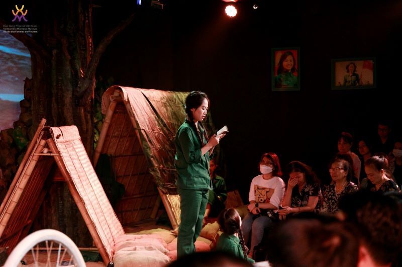 Emozioni intense - Lettura dei testamenti dei compagni dopo la riunificazione del paese.