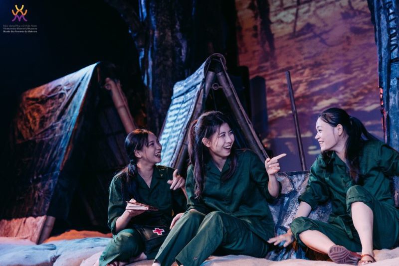 Momenti felici insieme delle soldatesse vietnamite