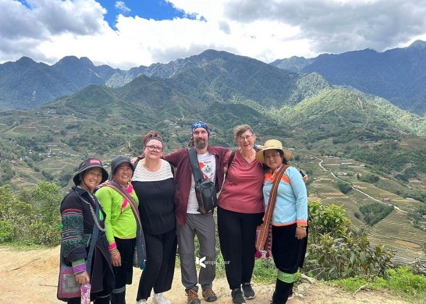 Una bellissima famiglia, i nostri viaggiatori, visitano il nord del Vietnam con Kampa Tour