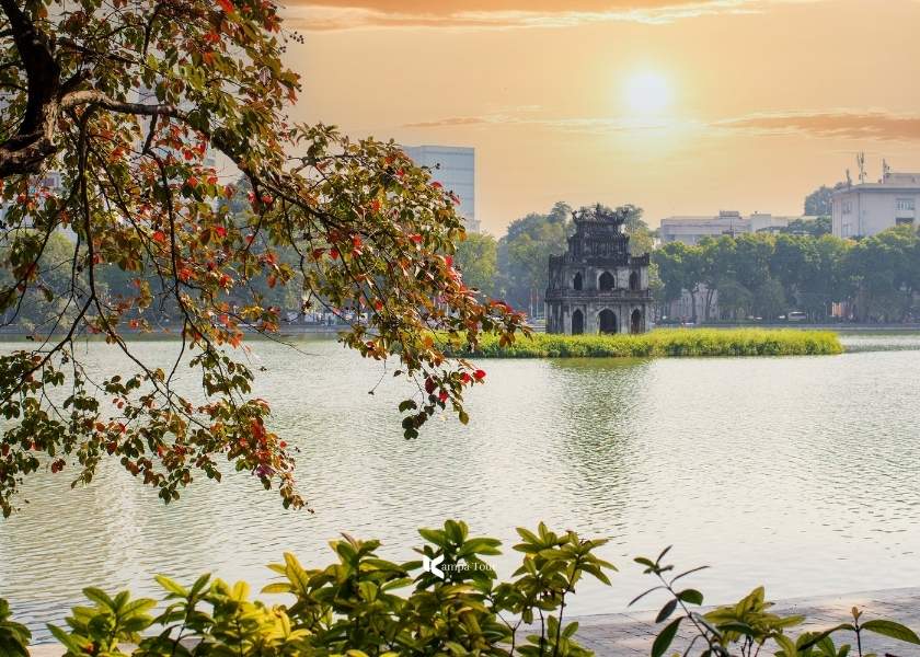 Il lago Hoan Kiem nel centro di Hanoi