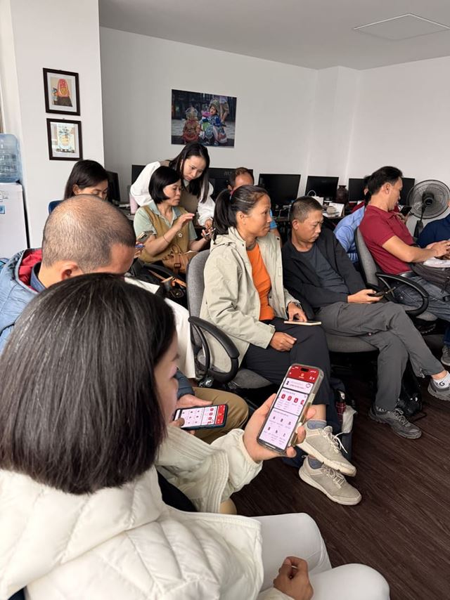 Le guide eseguono le operazioni sui loro telefoni.