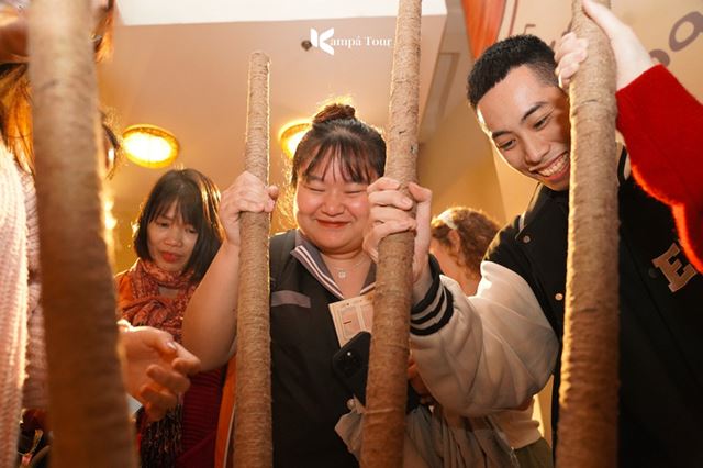 Il nostro team esplora lo spazio espositivo degli strumenti musicali