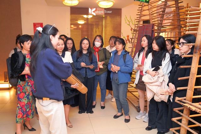 Il nostro team esplora lo spazio espositivo degli strumenti musicali