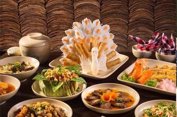 Cena in Costume Reale a Huê: LEleganza della Corte Imperiale