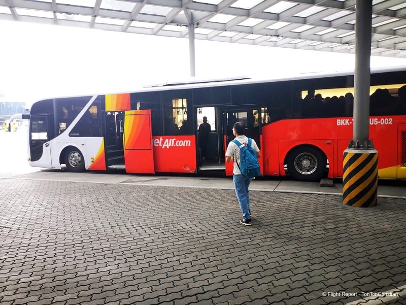 Autobus Thai Vietjet per l’imbarco