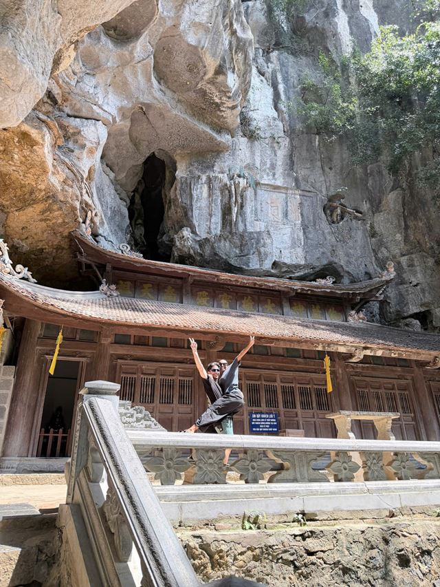 Un tempio incastonato nella montagna, circondato dalla natura: uno dei tanti tesori nascosti che rendono il viaggio in Vietnam un’esperienza unica