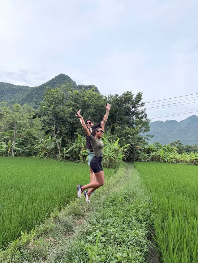 Tra campi di riso, montagne calcaree e sorrisi locali, abbiamo scoperto un Vietnam autentico, semplice e indimenticabile.