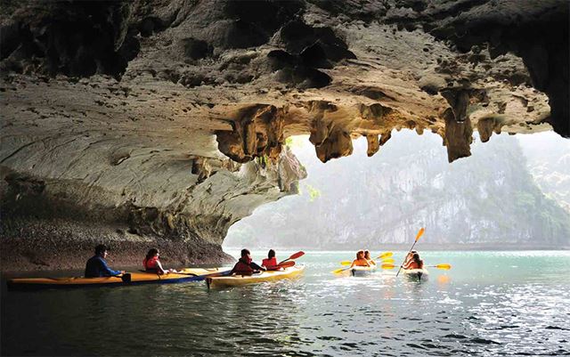 Hanoi – Idrovolante per la baia di Halong – Crociera notturna