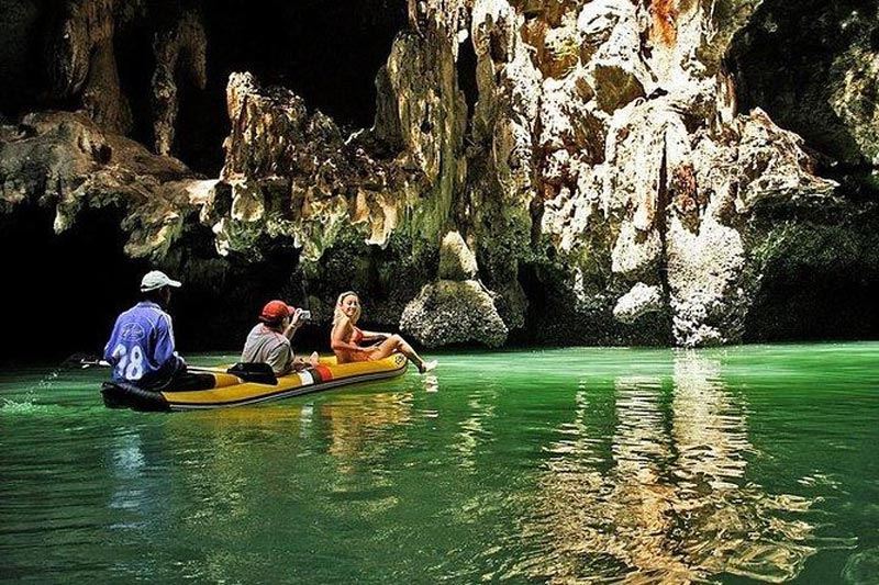 Avventura in giro per le isole: alla scoperta di grotte nascoste e spiagge appartate nei dintorni di Phuket.