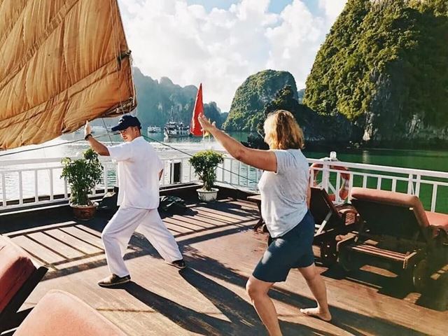 Hanoi – Halong - Baia di Bai Tu Long  (~3.5 ore in auto privato)