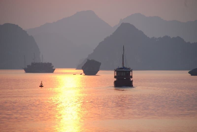 Serenità al tramonto sulle acque tranquille della Baia di Ha Long