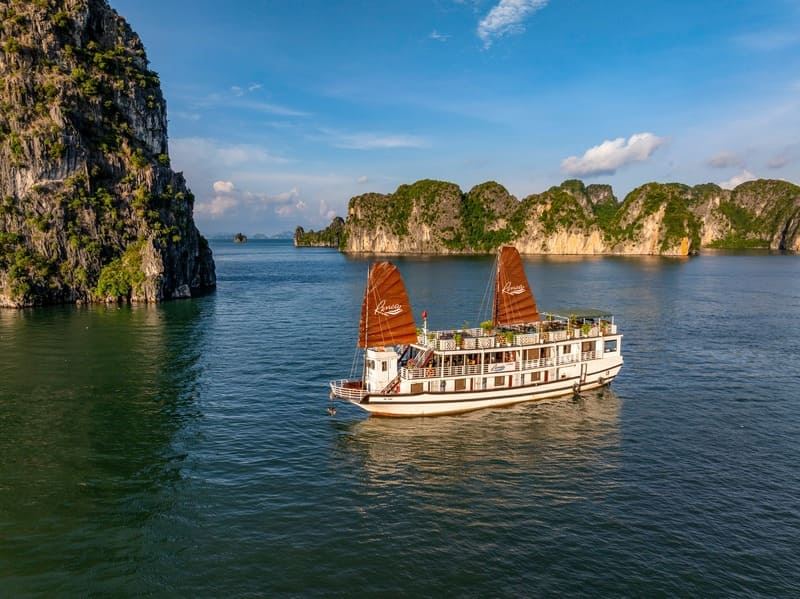 La baia di Ha Long, una delle sette meraviglie naturali del mondo