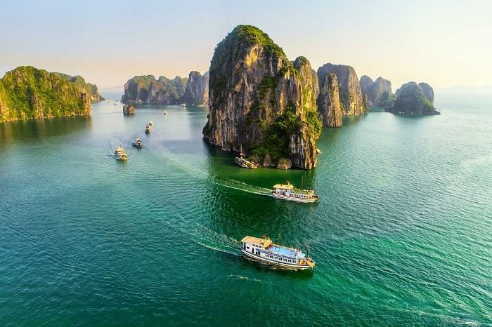 Baia di Halong, una delle sette meraviglie del mondo