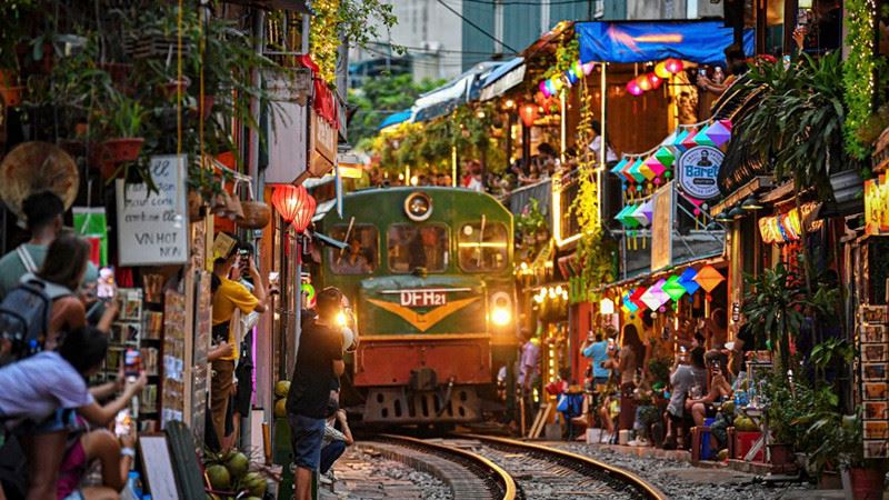 La vita quotidiana sulla vivace Train Street di Hanoi.