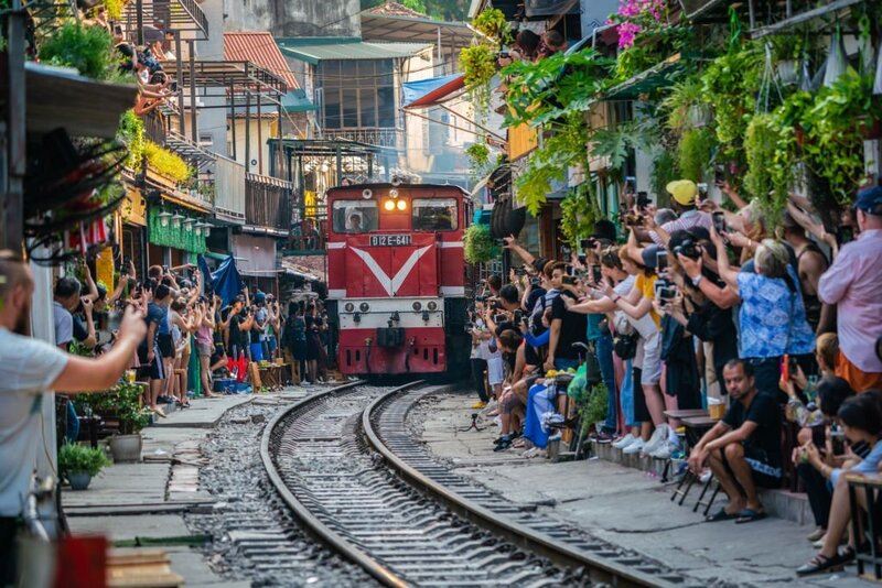 La via dei treni di Hanoi attrae i viaggiatori
