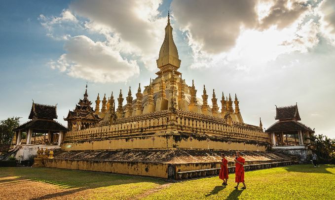 Il luogo più sacro della capitale del Laos, Vientiane, è lo stupa splendente e angolare di Pha That Luang