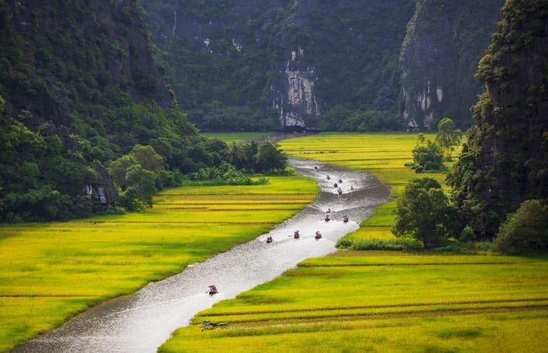 Vedute maestose delle formazioni calcaree e delle risaie colorate di Ninh Binh.