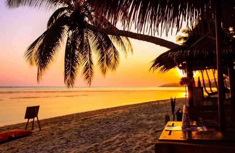 Cocktail tropicali e relax in spiaggia sulle coste di Koh Samui.