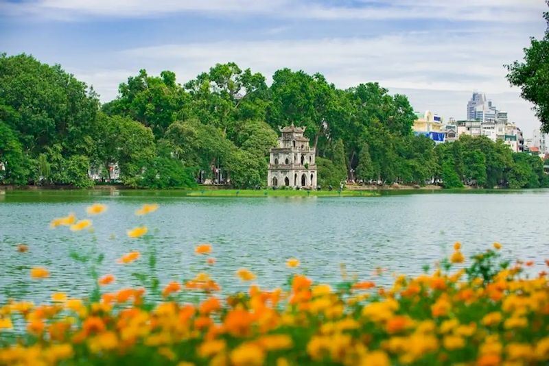 Il lago Hoan Kiem si trova allinterno della via pedonale della capitale Hanoi
