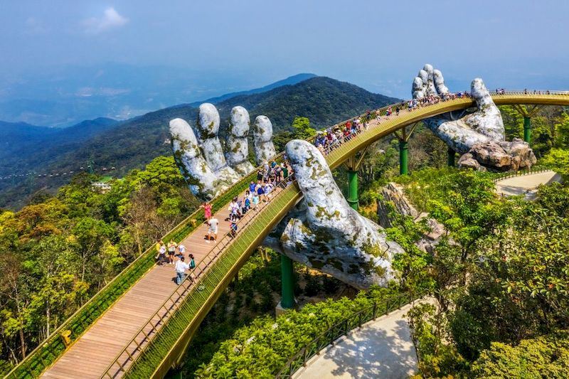 Il ponte Hand si trova sulla collina Bana a Da Nang.