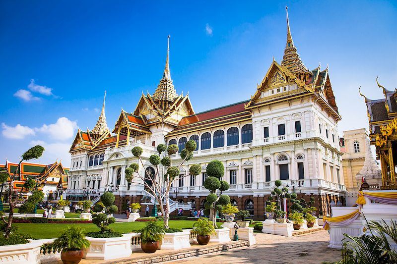 Situato in un angolo del Grand Palace di Bangkok, attrae per il suo splendore regale e il suo significato storico.