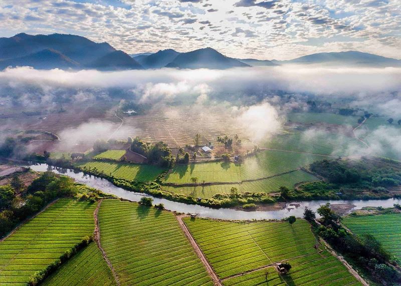 Sentieri escursionistici e viste panoramiche sulle colline della Thailandia settentrionale.
